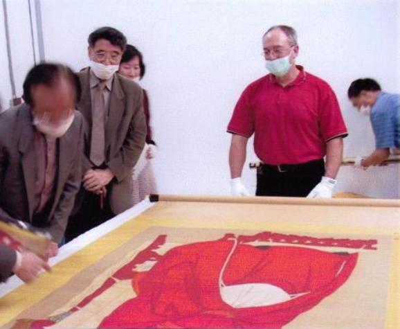 Palastmuseum Taipeh, bei der Durchsicht der Zustandsprotokolle der Rollbilder im Zuge des Rücktransports der Ausstellung "Schätze der Söhne des Himmels" 2003